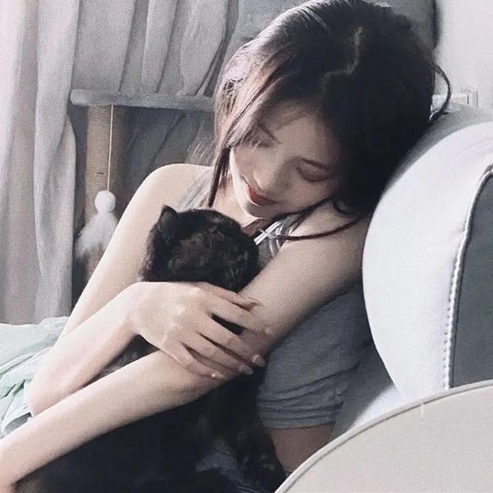 穿条纹衣的男孩